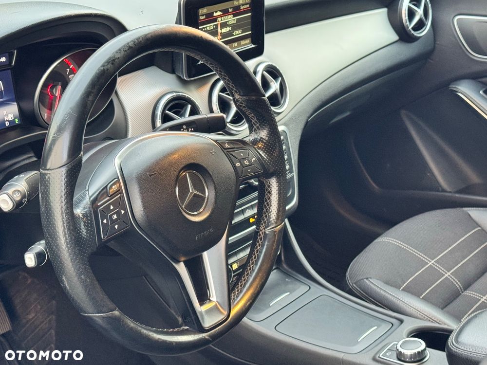 Mercedes-Benz CLA 180 7G-DCT - 17