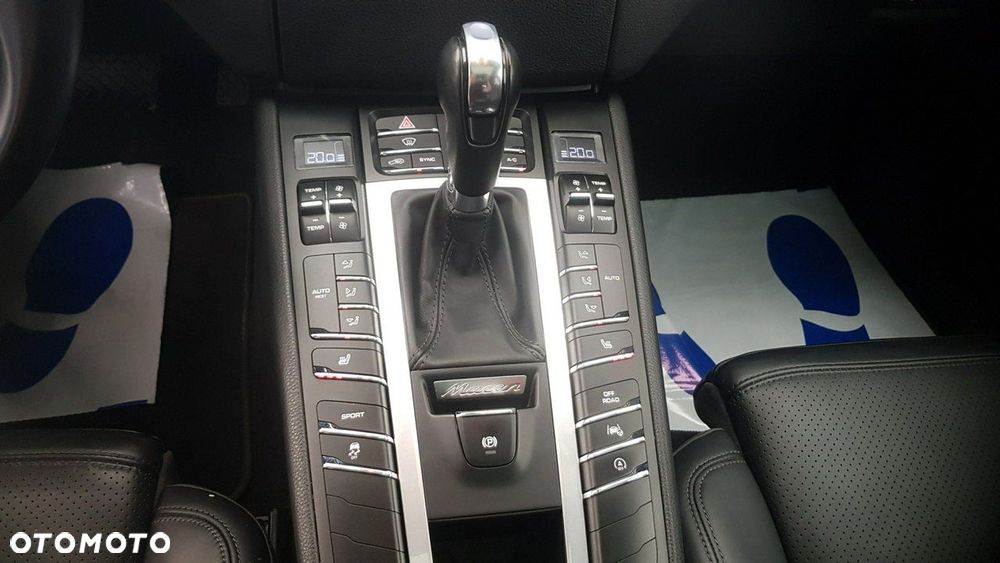 Porsche Macan - 24