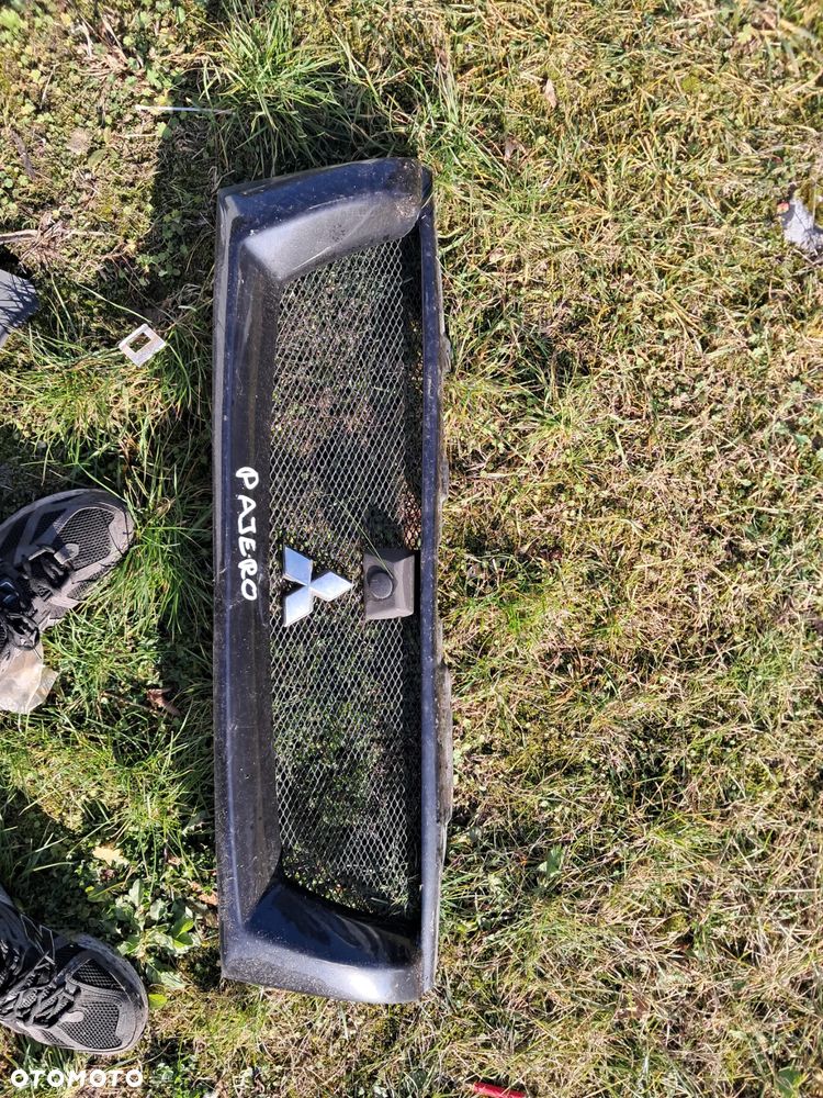 Mitsubishi Pajero Grill atrapa - 1