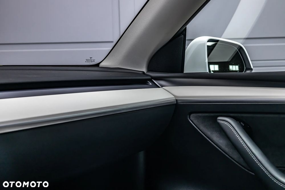 Tesla Model Y - 24