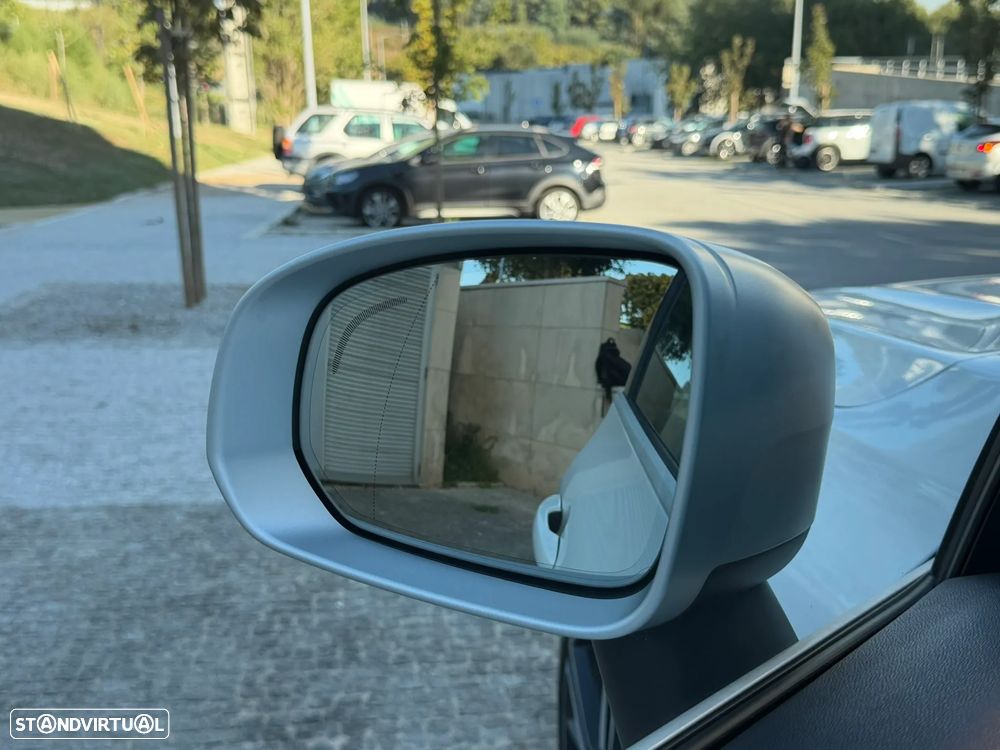 Volvo XC 60 2.0 D4 R-Design AWD Geartronic - 36
