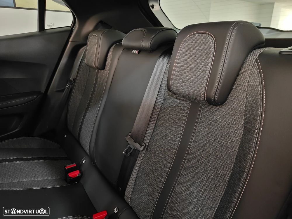 Peugeot 2008 1.2 PureTech Allure EAT8 - 44