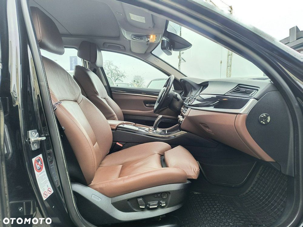 BMW Seria 5 525d xDrive Luxury Line - 14