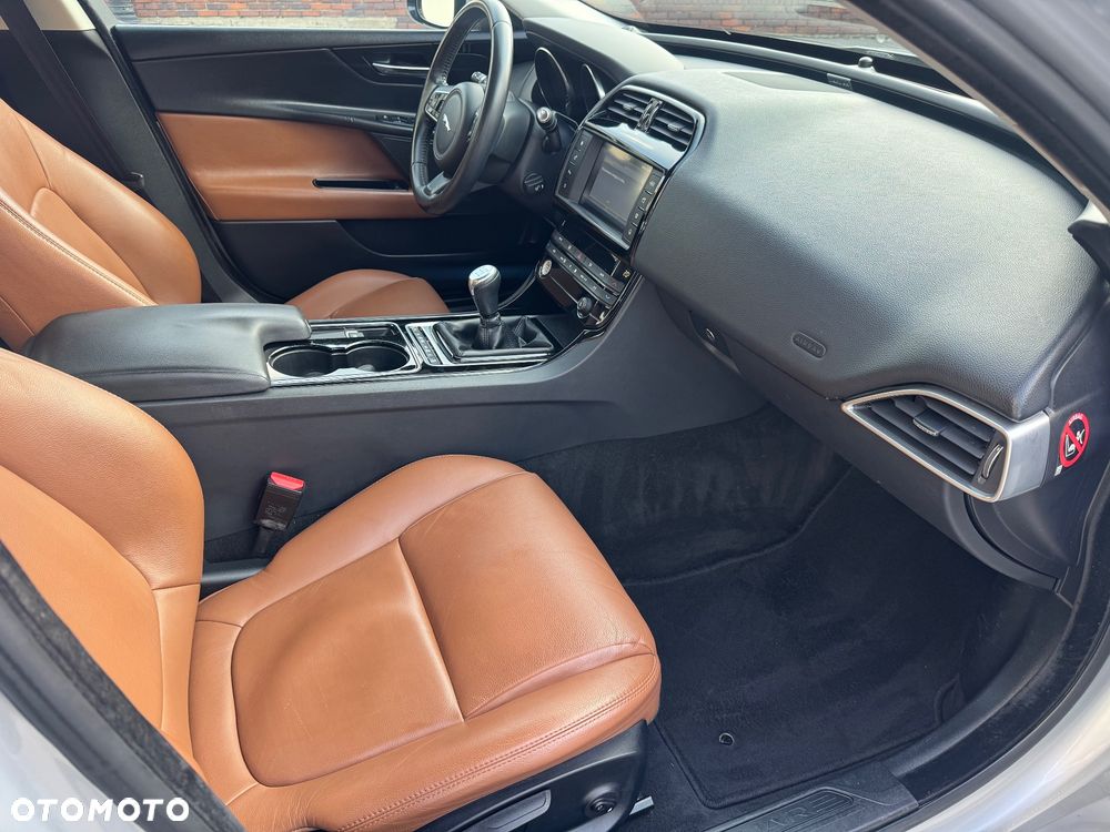 Jaguar XE 20d Portfolio - 17