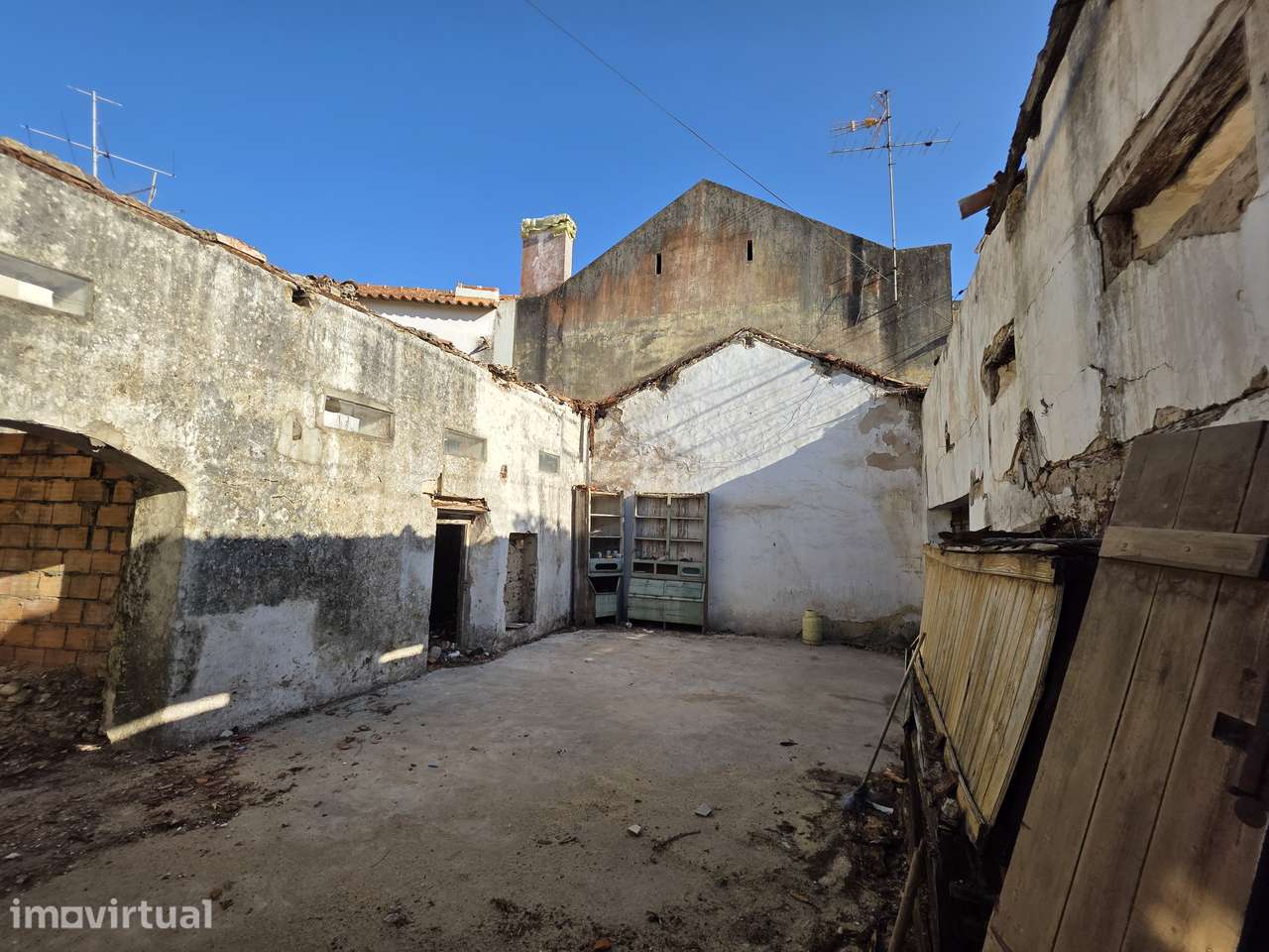 Moradia para reconstrução - Grande imagem: 2/9