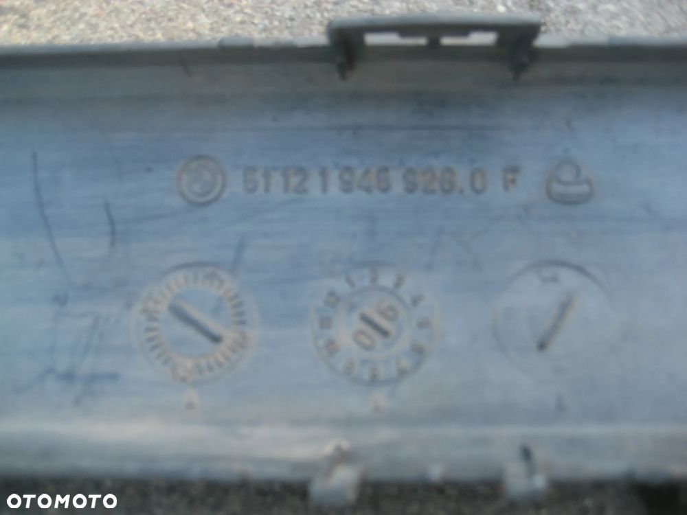 bmw 3 e30 listwa zderzaka tył środkowa 51121945926 0f - 9
