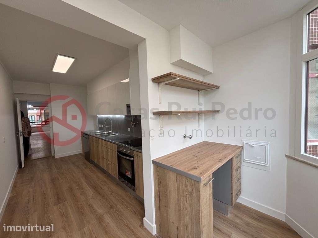 Apartamento T3 remodelado, com parqueamento e arrecadação, na Estra... - Grande imagem: 5/27