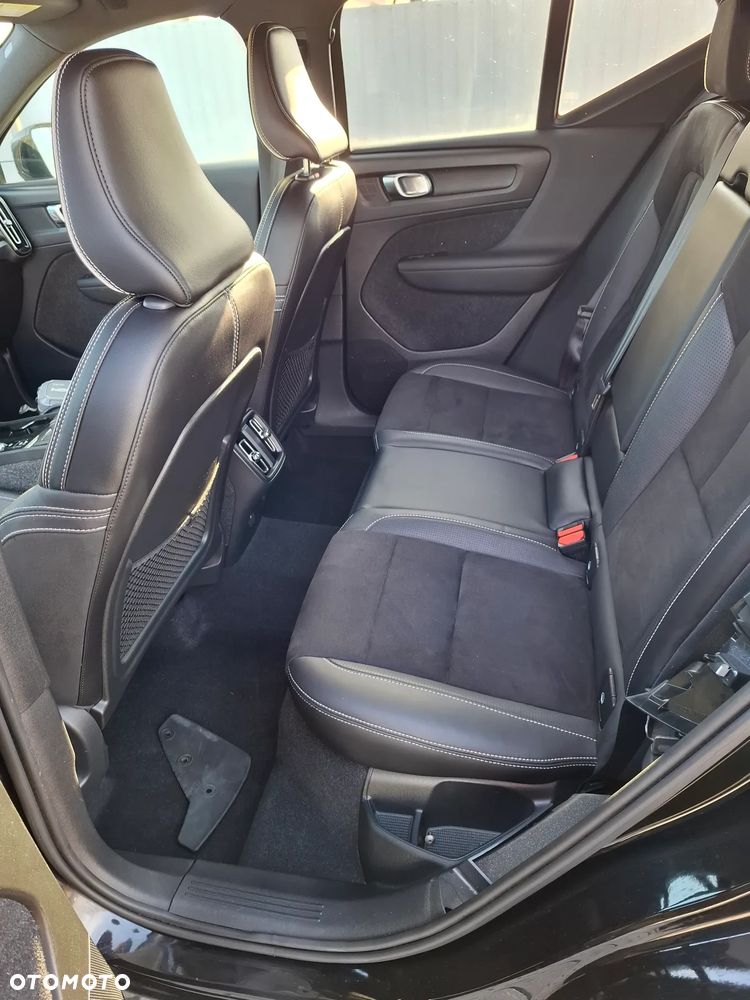 Volvo XC40 zderzak tyl kod lakieru 019 - 30