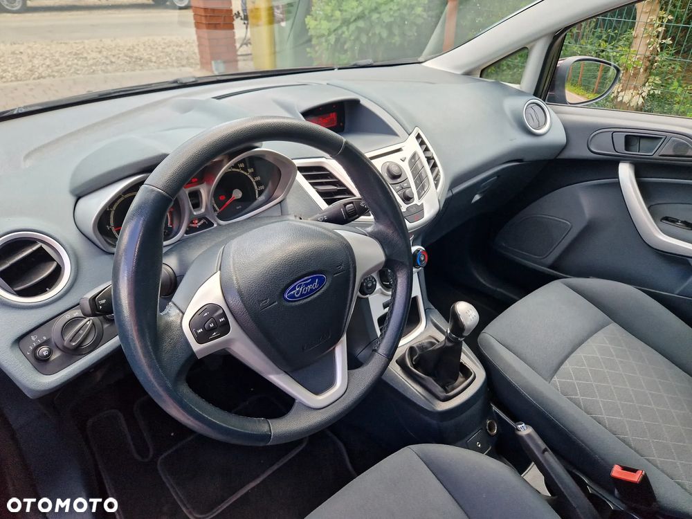 Ford Fiesta 1.6 Ghia - 12