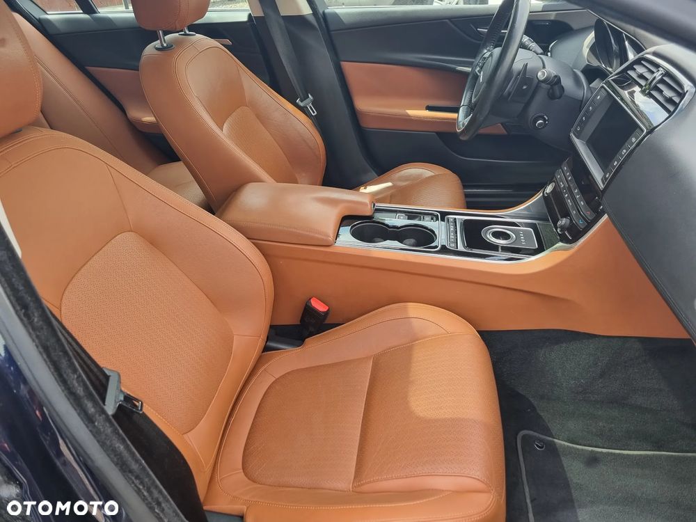 Jaguar XE 2.0 D AWD Portfolio - 17