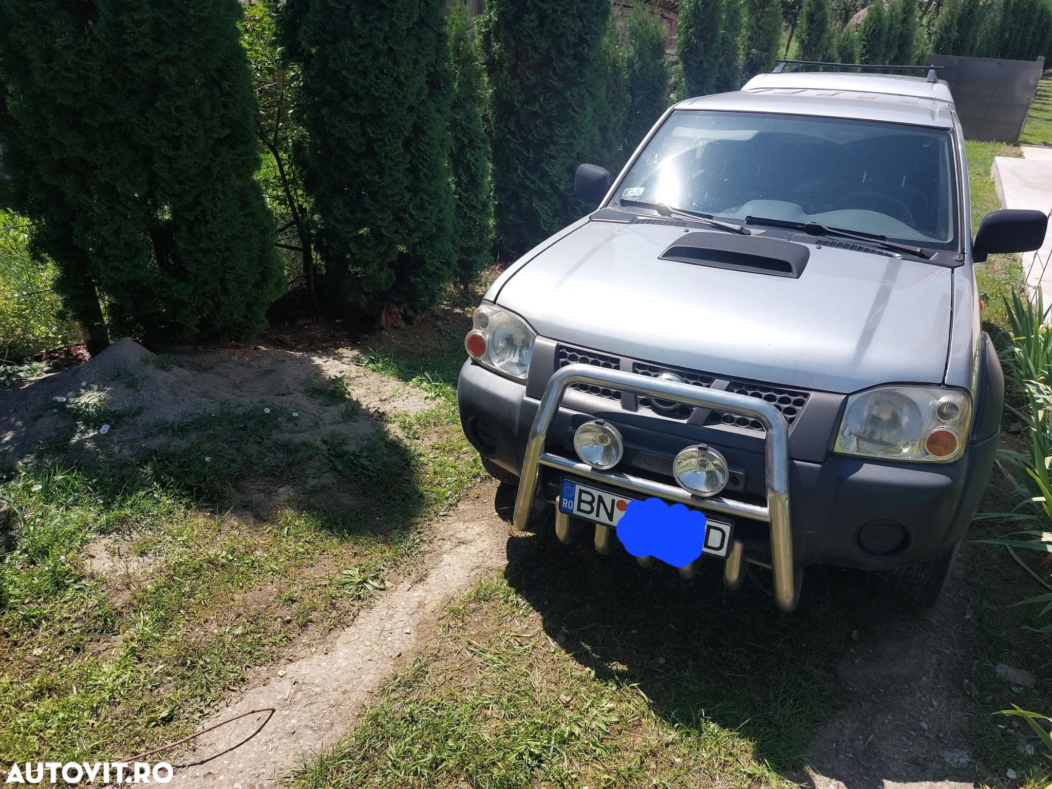 Nissan Pickup - 1