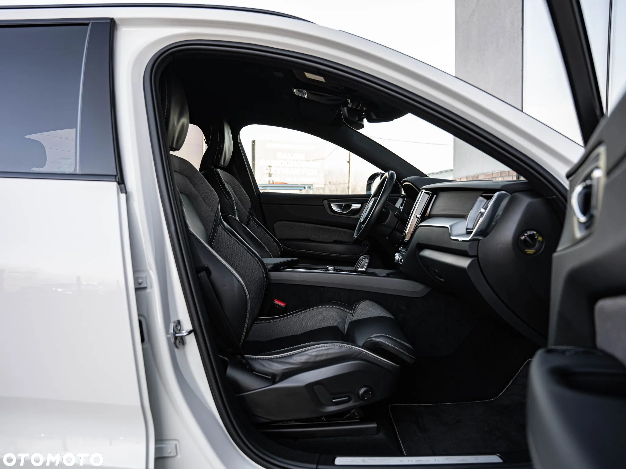 Volvo XC 60 B4 D Plus Dark - 25