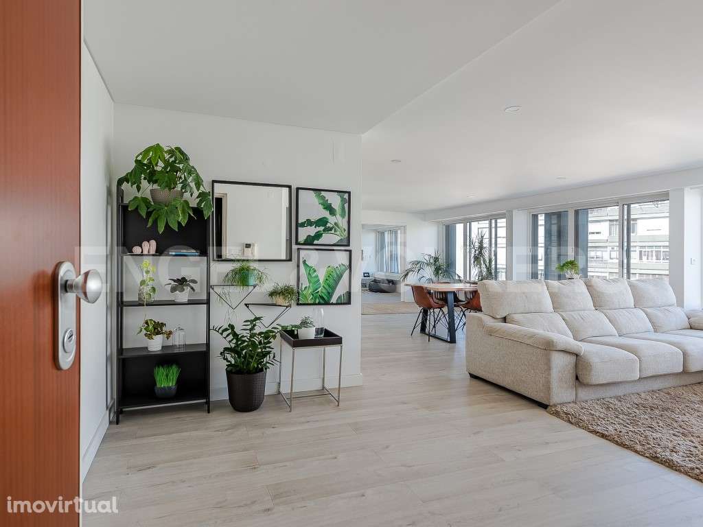 Luminoso T4+1 remodelado em Benfica - Grande imagem: 2/24
