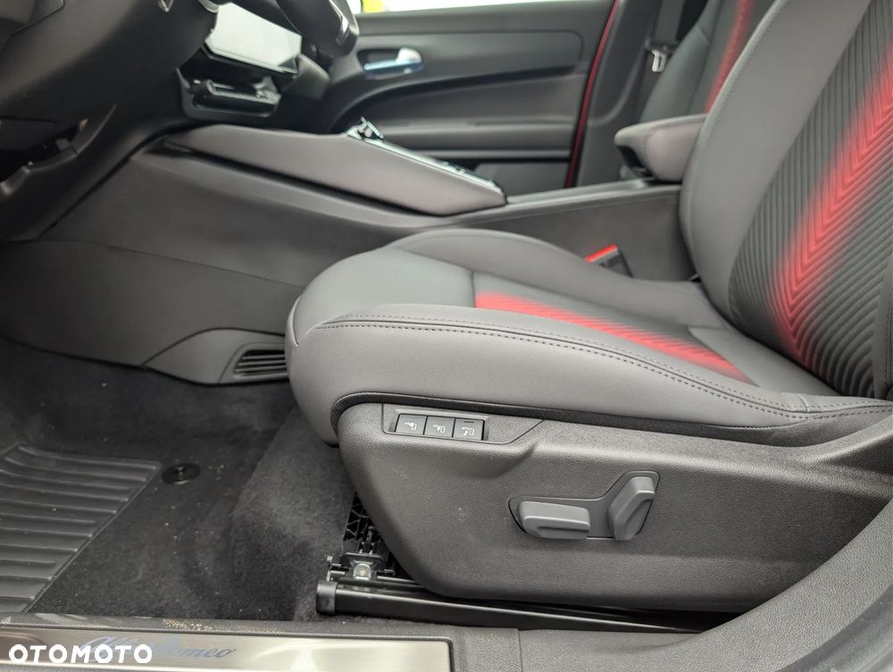 Alfa Romeo Junior 1.2 mHEV Ti eDCT - 8