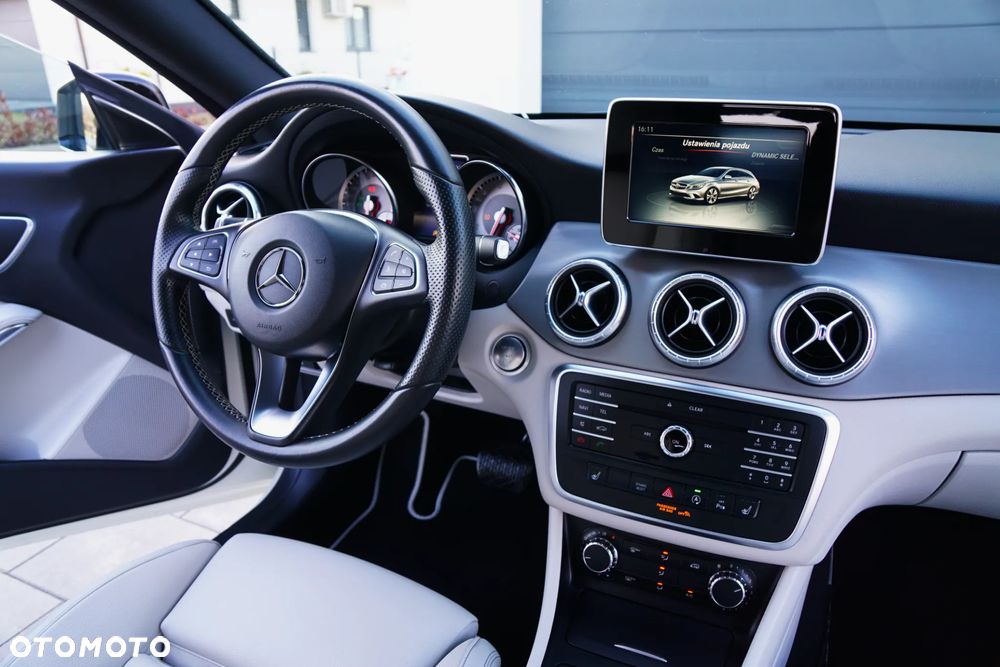 Mercedes-Benz CLA 180 7G-DCT UrbanStyle Edition - 34