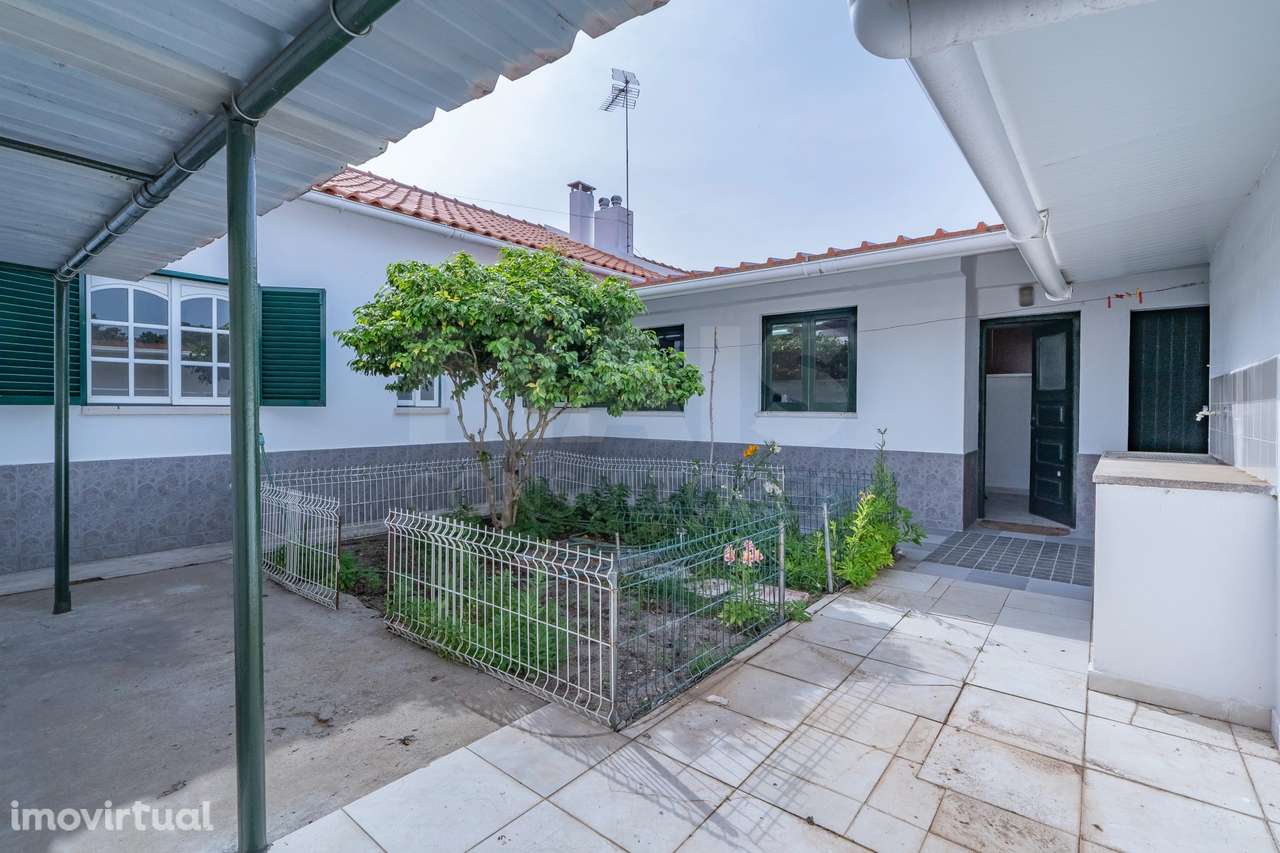 Moradia T3 com espaço exterior no centro de Salvaterra de Magos - Grande imagem: 3/33