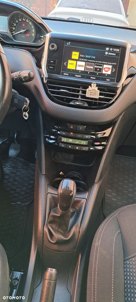 Peugeot 208 1.2 PureTech GPF Allure S&S - 6