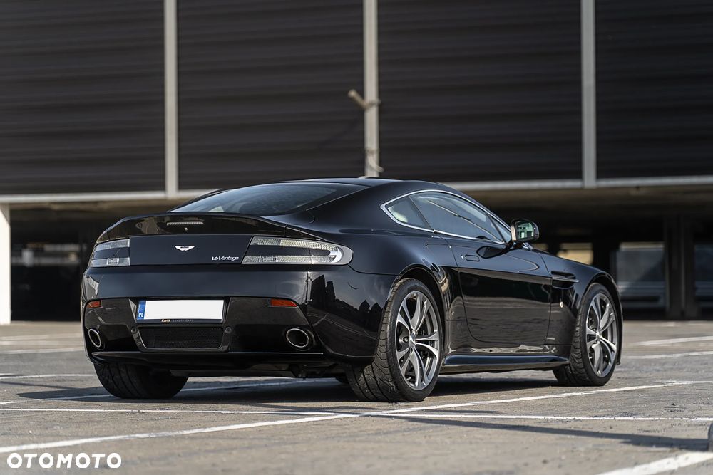 Aston Martin V12 Vantage Carbon Black - 3