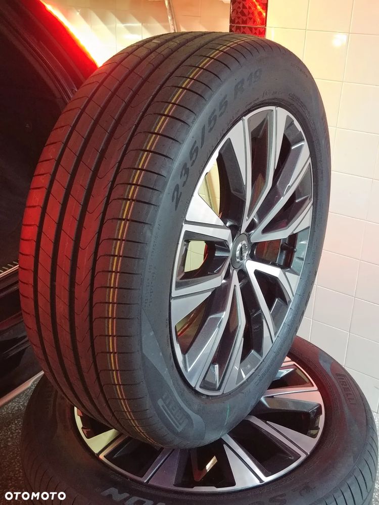 PREMIUM Volvo XC-60 XC60 5-V Spoke Diamond Cut Pirelli Scorpion 235/55R19 105W - 1