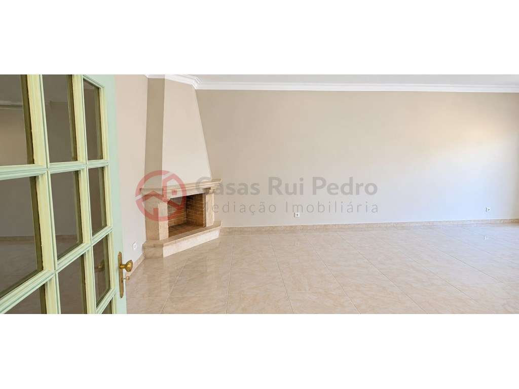 Apartamento T2 na Tapada das Mercês com 103m2 - Grande imagem: 3/28