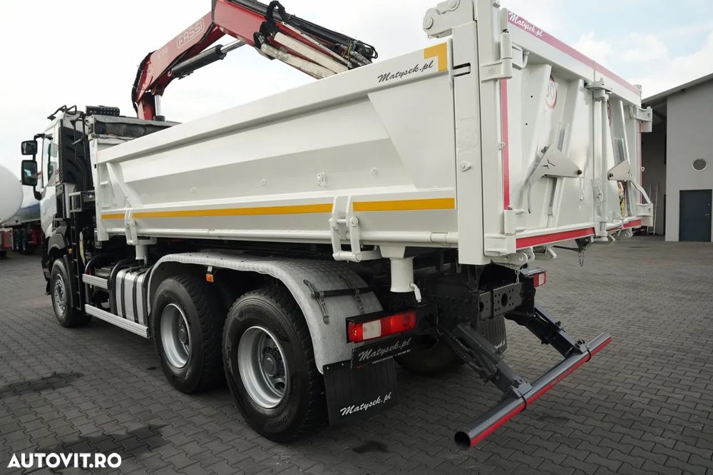 Renault C 430 / 6x4 / BASCULĂ CU 2 LATE / CUPLĂ HIDRAULICĂ + FASSI F155.A0.22 HDS / RADIOCOMANDĂ / ROTATOARE / CUPĂ / EURO 6 / - 16