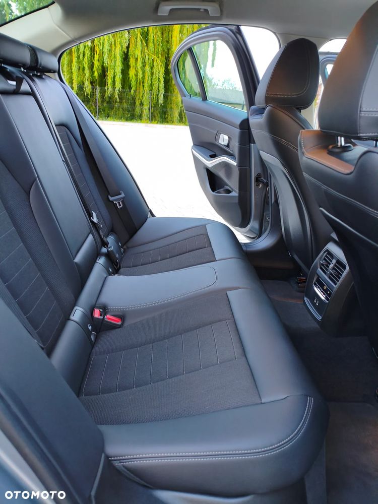 BMW Seria 3 320d xDrive mHEV - 19