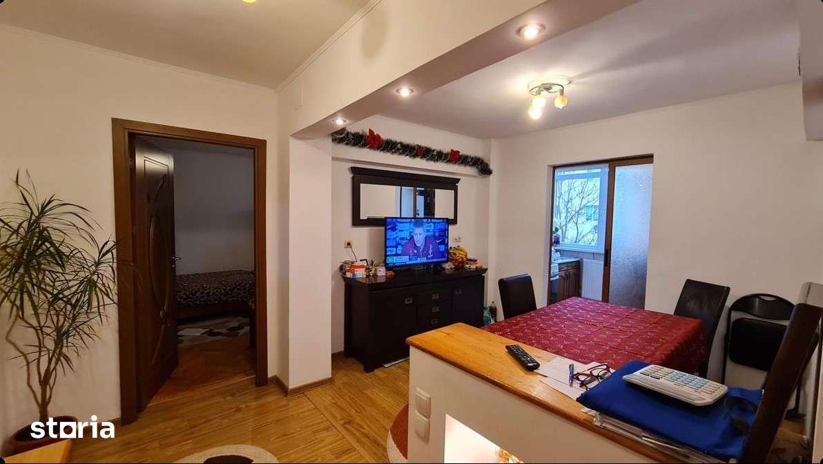 Apartament decomandat 3 camere + living de vanzare in zona Ostroveni — fotografia 1