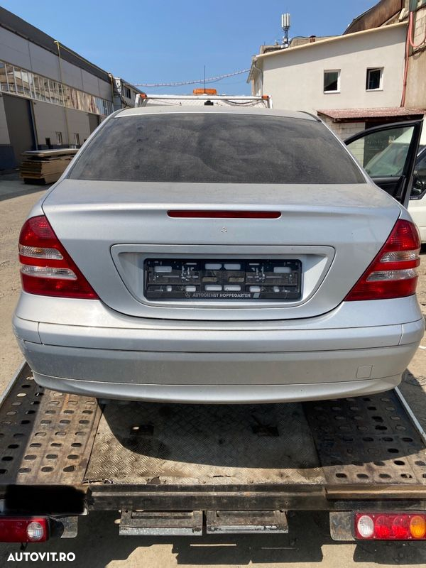Dezmembrez Mercedes C Class W203 2.2 CDI 646.963 2005 - 6