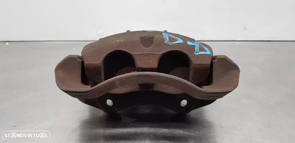 PINÇA TRAVÃO FRONTAL DIREITA NISSAN VANETTE CARGO FURGÃO 1999 -410007C000 - 2