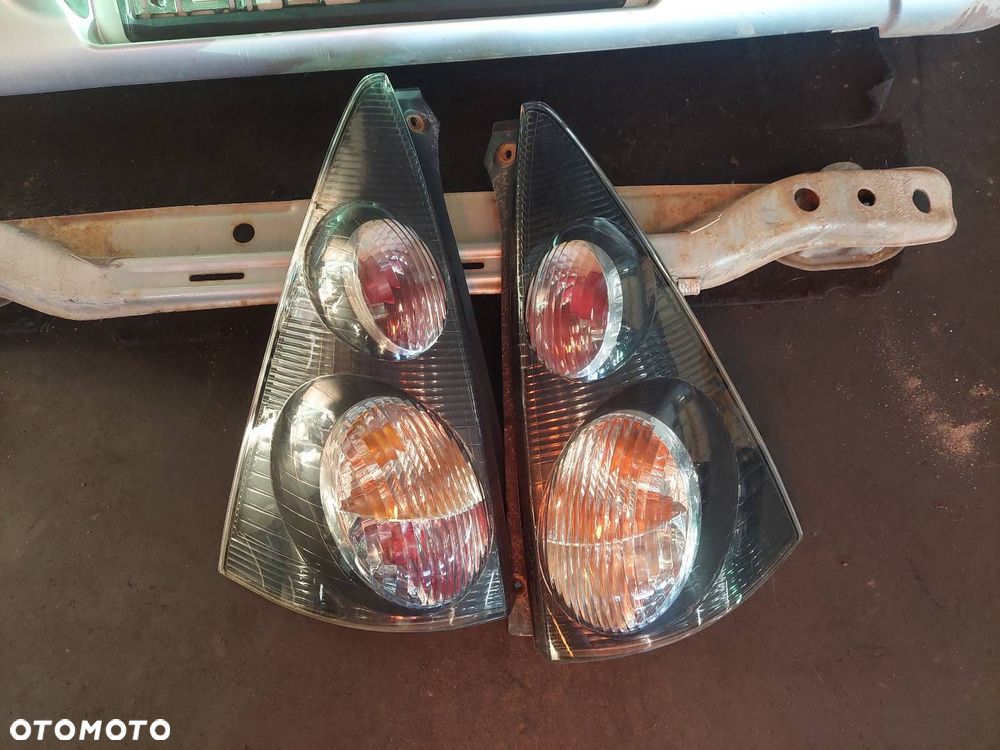KOMPLETNY TYŁ KLAPA BAGAŻNIKA SZYBA ZDERZAK TYŁ LAMPY CITROEN C1 I KTB - 2