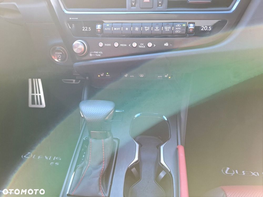 Lexus ES 300h F Sport Edition - 32