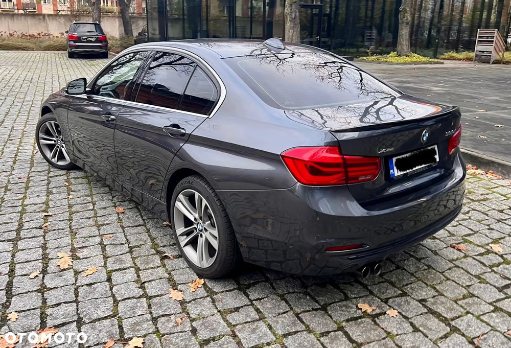 BMW Seria 3 330i xDrive - 14