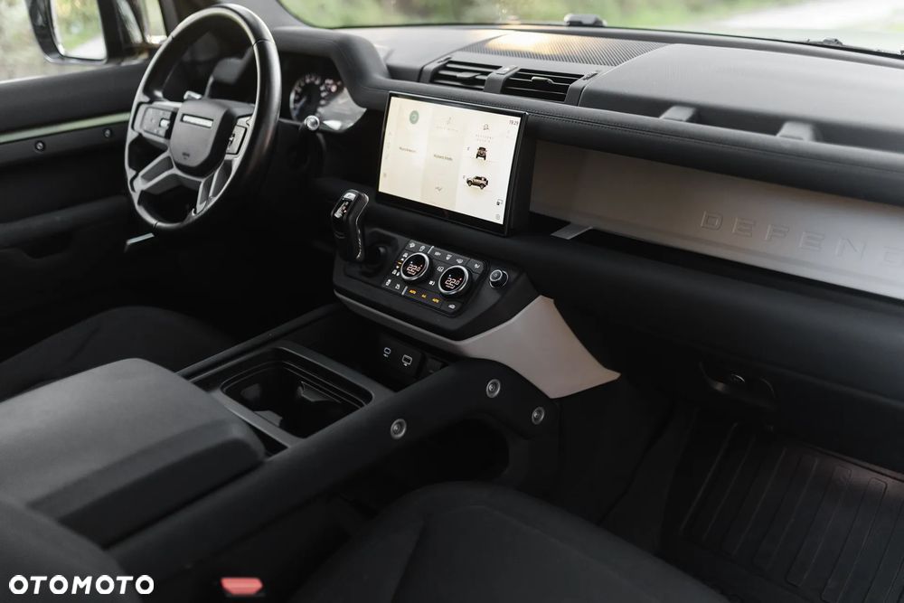 Land Rover Defender 3.0 D200 mHEV - 38