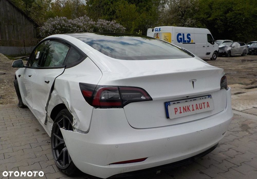 Tesla Model 3 - 8