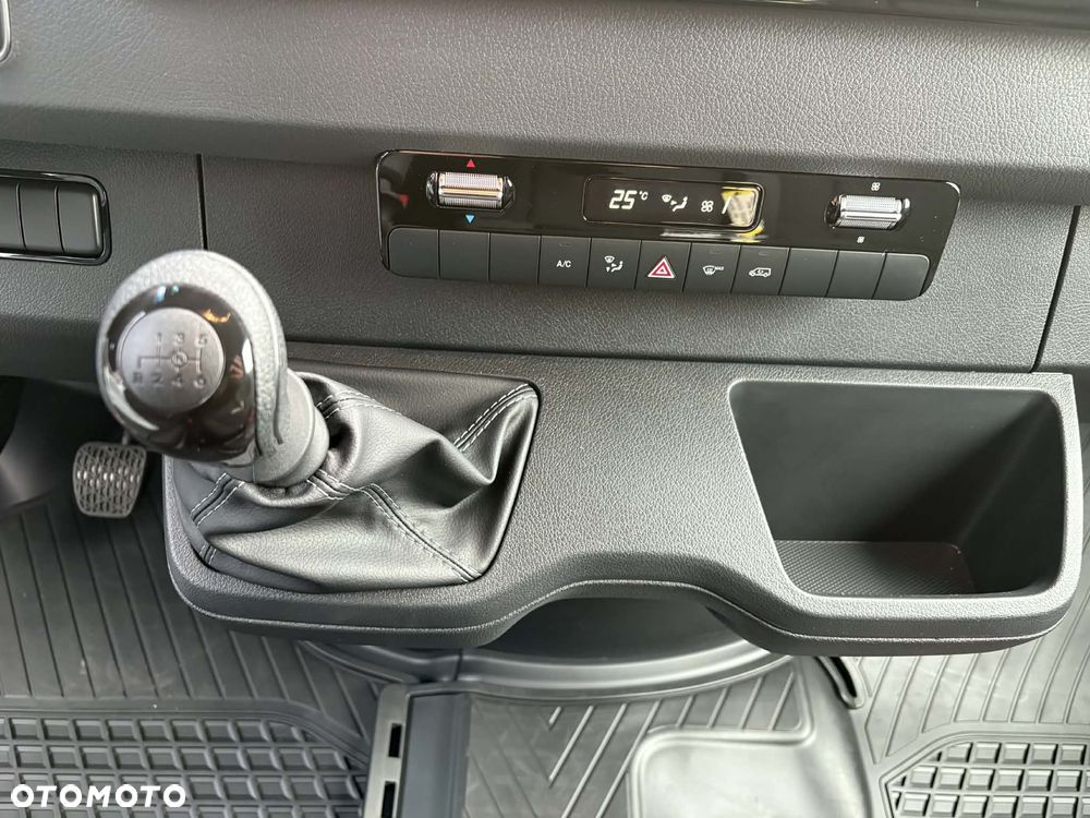 Mercedes-Benz Sprinter - 11