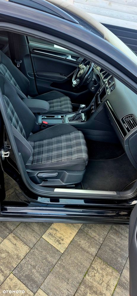 Volkswagen Golf - 22