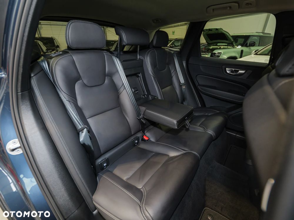 Volvo XC 60 B4 D AWD Plus Dark - 20