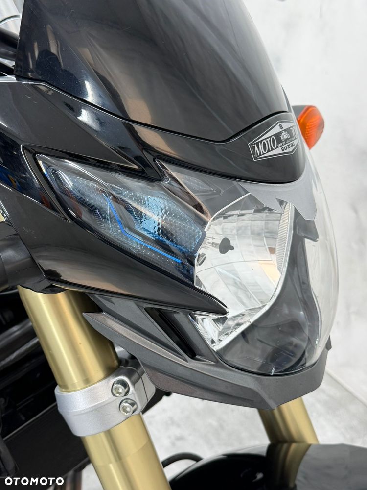 Suzuki GSR - 11