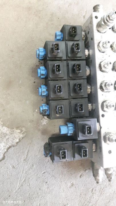 Blok zaworowy rozdzielacz KOMBAJN FENDT 6335C 15r - 3