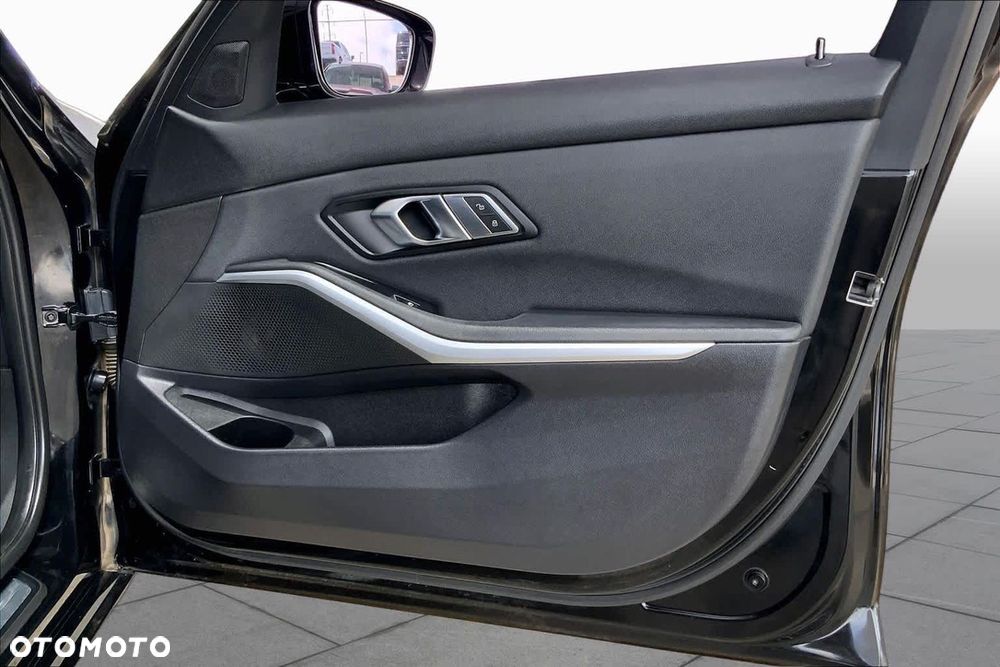 BMW Seria 3 330i - 13