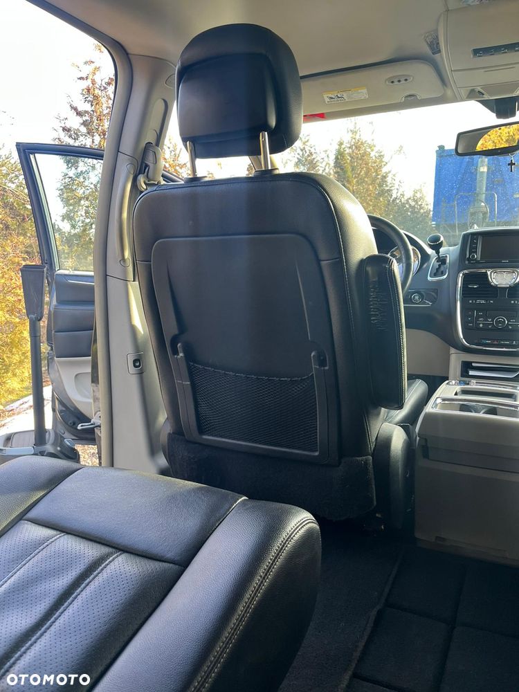 Chrysler Town & Country - 8