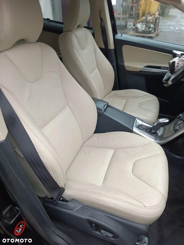 AUTO NA CZĘŚCI -VOLVO XC60 NA CZĘŚCI ĆWIARTKA BŁOTNIK POSZYCIE KLAPA ZDERZAK LAKIER 452-46 Dostawa GWARANCJA !!! Ćwiartka Drzwi Podłużnica Wanna Cały na części !!! Alufelgi Koła Przód Tył Zestaw Komplet Drzwi Klapa Zderzak Błotnik Maska Grill Atrapa Szyba Pas Lampa Lusterko Boczki Fotel Kanapa Kokpit Deska Rozdzielcza Przełącznik Włącznik Sterownik Przewody Wiązka Instalacja Moduł Komputer Czujnik Listwa Pompa Alternator Wtryski Głowica Rozrusznik Kompresor Sprzęgło Dwumas Silnik Skrzynia ABS Klimatyzacji Paliwa Wspomagania Kolektor Turbina Przepustnica Zawór Chłodnica Koło Hak Belka Sanki Zawieszenie Mcpherson Półoś Amortyzator Wydech Tłumik Zacisk Most - 19