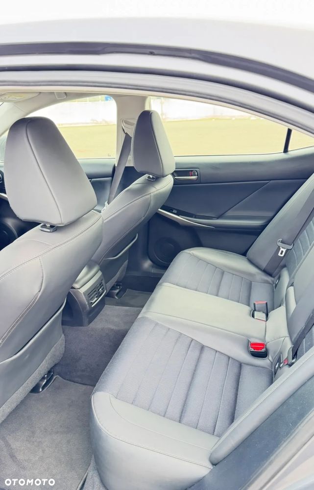 Lexus IS 300h Elegance - 13