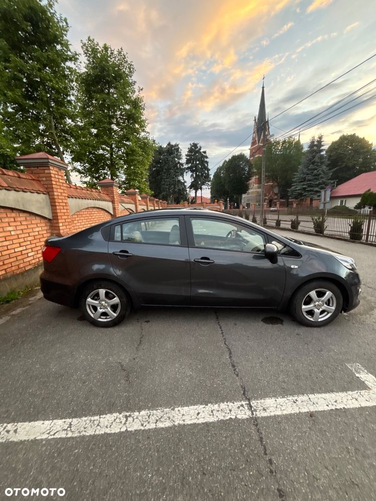 Kia Rio 1.2 L - 6