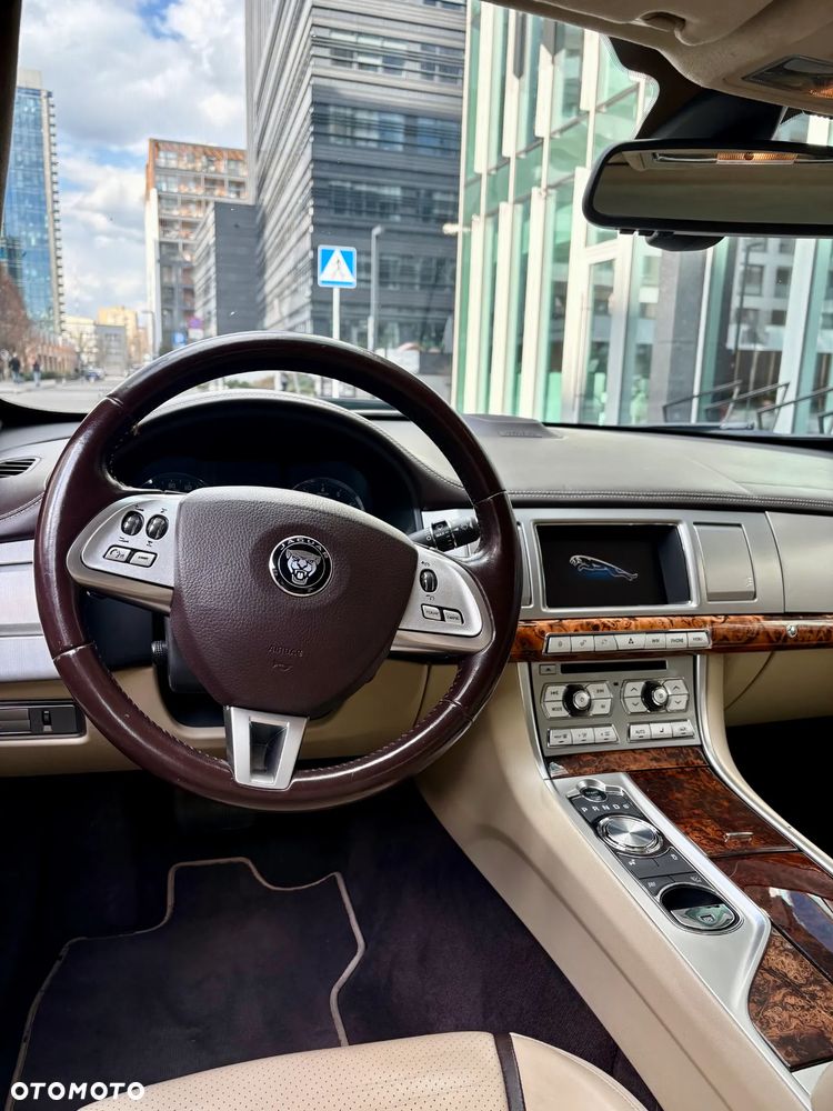 Jaguar XF 35t AWD Portfolio - 26