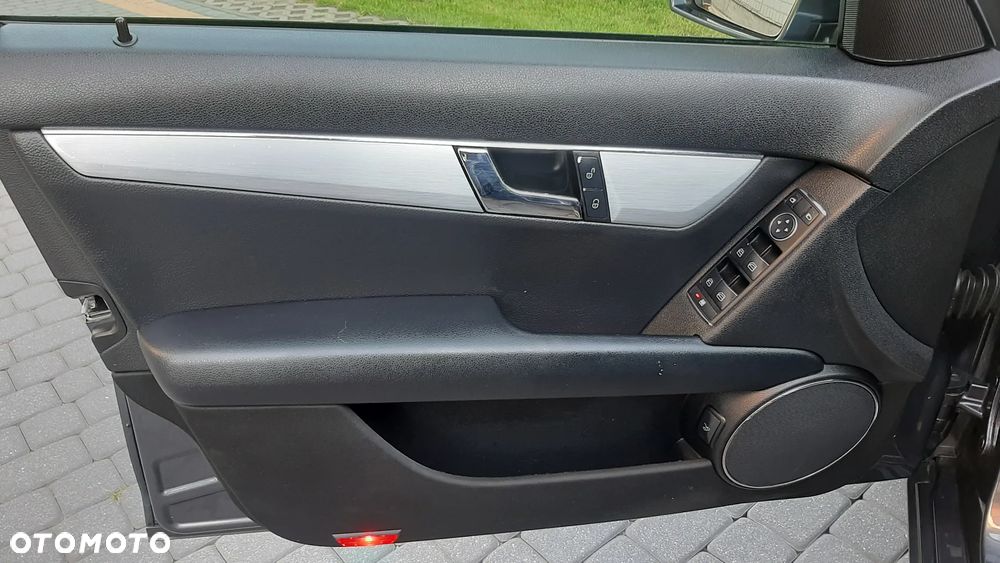 Mercedes-Benz Klasa C 180 Kompressor BlueEFFICIENCY Avantgarde - 34
