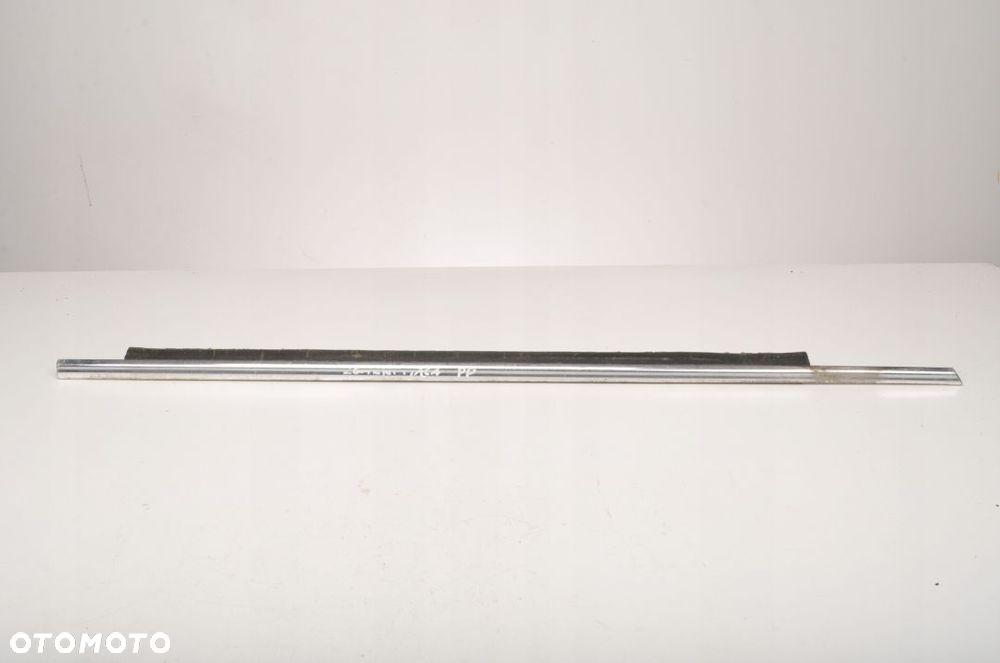 MERCEDES W123 LISTWA SZYBY PRZEDNIA PRAWA - 1