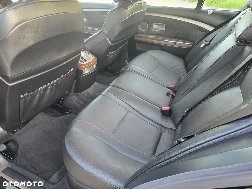 BMW Seria 7 750i - 8