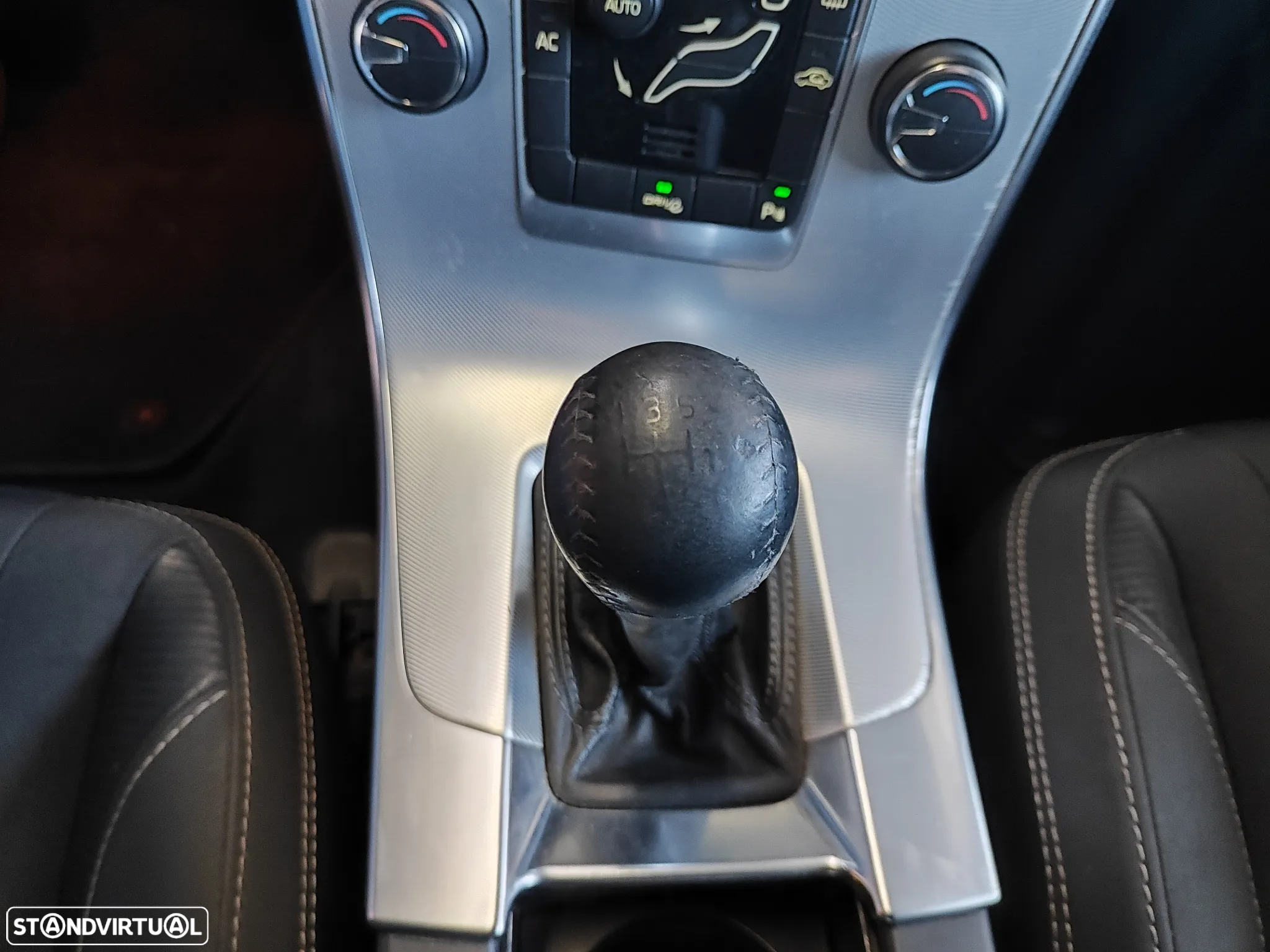 Volvo V60 2.0 D3 R-Design Start/Stop - 34