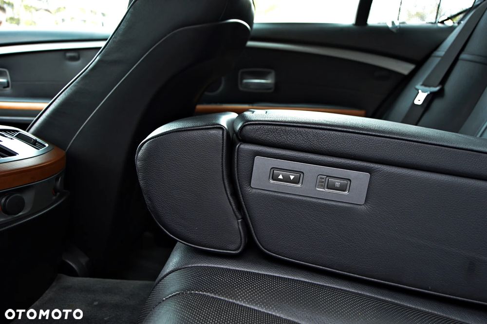 BMW Seria 7 745i - 27